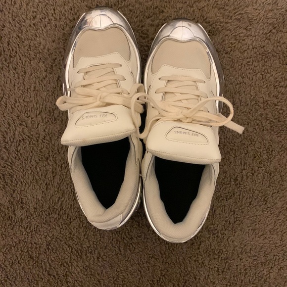 adidas Ozweego
Raf Simons Cream White Silver Metallic - Picture 1 of 3